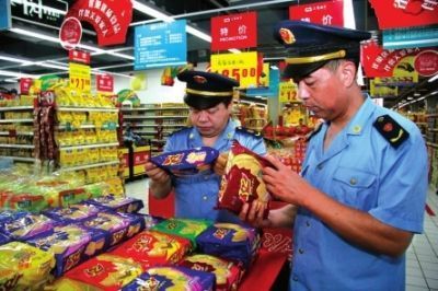 鄭州嚴(yán)查食品安全 一包過期香饃片背后的警示